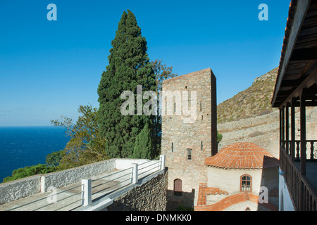 Griechenland, Insel Tilos, Kloster Panteleimonas, Innenhof mit Wachturm Foto Stock