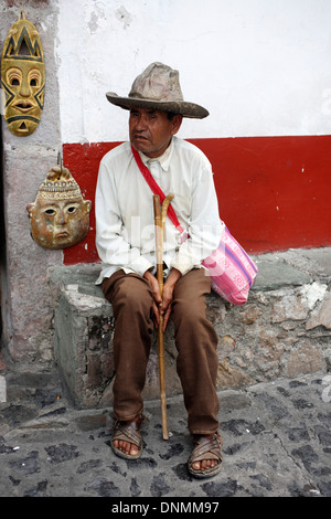 Ritratto di un uomo anziano tenendo un bastone da passeggio in Taxco de Alarcón, Guerrero membro, Messico, 20 agosto 2007. Foto Stock