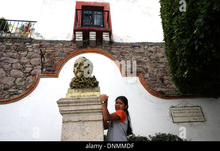 Una bambina gioca da un monumento dedicato allo scrittore Juan Ruiz de Alarcon, in Taxco de Alarcón, Guerrero membro, Messico Foto Stock