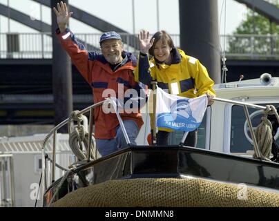 FILE - un file foto gated 08 Maggio 2001 mostra circumnavigator Rollo Gebhard con sua moglie Angelika sulla sua barca 'Solveig VII" nel porto di Amburgo, Germania. Rollo Gebhard morì il 27 dicembre 2013 all'età di 92 anni nella sua casa di Bad Wiessee presso il lago di Tegernsee. L'autore, fotografo e dolphin conservazionista, circumnavigare il globo in una barca a vela per due volte nel 1967 per 1970 e 1975. Il primo tedesco a farlo da solo. Foto: KAY NIETFELD Foto Stock