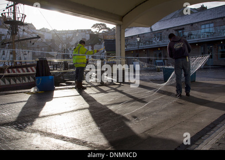 I pescatori riassettavano le reti,,brixham devon,barca, frangionde, Brixham, costa, Devon, Inghilterra, pesca, pescare, Porto, porto, attracco, Foto Stock