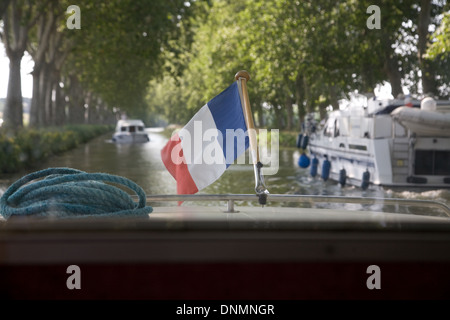 Villeneuve-les-Beziers, Francia, bandiera francese a poppa di una casa galleggiante Foto Stock