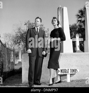 Unidentified giovane visitando le tombe di Murat in Tallahassee, Florida Foto Stock