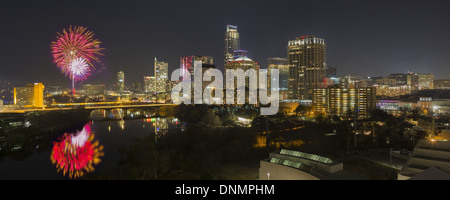 Fuochi d'artificio esplodere oltre la Austin skyline e coccinella come il lago Austin di inaugurare un nuovo anno, 2014, e dice addio al 2013. Foto Stock