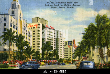 Una vista da cartolina degli anni '1950 che guarda a sud su Collins Avenue a Miami Beach, Florida. La scena mostra il traffico stradale, hotel come il Saxony Hotel e l'atmosfera vivace di Miami Beach a metà del XX secolo. Foto Stock