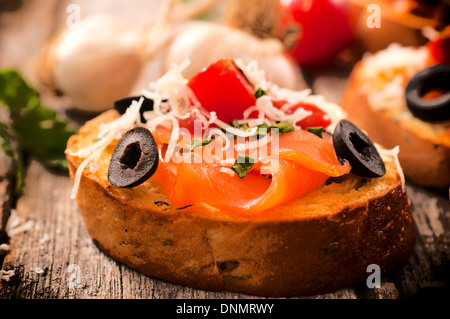 Riprese macro di singoli fatti in casa bruschetta con salmone e formaggio Foto Stock