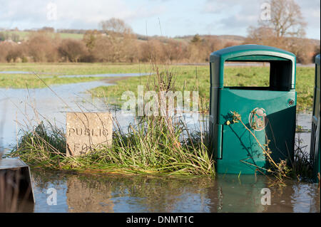 Yalding, Kent, Regno Unito. Il 2 gennaio 2014. L'Agenzia dell'ambiente ha emesso un allarme alluvione per Yalding villaggio nella contea del Kent prima uno per 2014 Giovedì 2 Gennaio. Sentiero inondato Credito: Yon Marsh/Alamy Live News Foto Stock