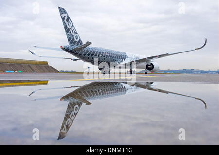 Toulouse, Francia. Il 2 gennaio 2014. Foto fornita da Airbus gruppo mostra la A350 MSN2 con speciale "Carbonio" livrea è visto nella fabbrica di Tolosa, Francia meridionale, Gen 2, 2014. Airbus a laminati fuori il suo terzo A350 XVB in volo di aeromobili di prova, MSN2, dal Paint shop di Tolosa, marcatura ennesimo successo di pietra miliare nel percorso di entrata in servizio nel Q4 2014. Credito: Xinhua/Alamy Live News Foto Stock