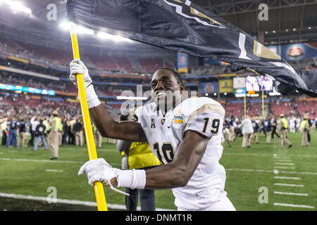 Glendale, Arizona, Stati Uniti. Il 2 gennaio, 2014. 1 gennaio 2014: UCF Cavalieri wide receiver Josh Reese (19) porta la bandiera UCF dopo il Tostitos Fiesta Bowl NCAA Football gioco tra l'Università della Florida centrale dei Cavalieri e il Baylor Bears presso la University of Phoenix Stadium di Glendale, AZ. UCF sconfitto Baylor 52-42. Credito: csm/Alamy Live News Foto Stock