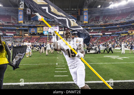 Glendale, Arizona, Stati Uniti. Il 2 gennaio, 2014. 1 gennaio 2014: UCF Cavalieri wide receiver Josh Reese (19) porta la bandiera UCF dopo il Tostitos Fiesta Bowl NCAA Football gioco tra l'Università della Florida centrale dei Cavalieri e il Baylor Bears presso la University of Phoenix Stadium di Glendale, AZ. UCF sconfitto Baylor 52-42. Credito: csm/Alamy Live News Foto Stock
