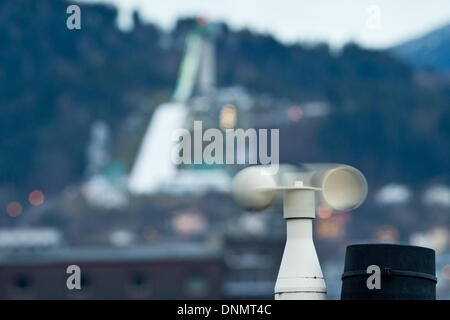 Innsbruck, Austria. 02Jan, 2014. Un anemometro per misurare la velocità del vento è raffigurato nella parte anteriore del Bergisel di salto con gli sci a Innsbruck, Austria, 02 gennaio 2014. Il terzo round di saltare in 62a quattro colli torneo inizia il 03 gennaio 2014. Foto: DANIEL KARMANN/dpa/Alamy Live News Foto Stock