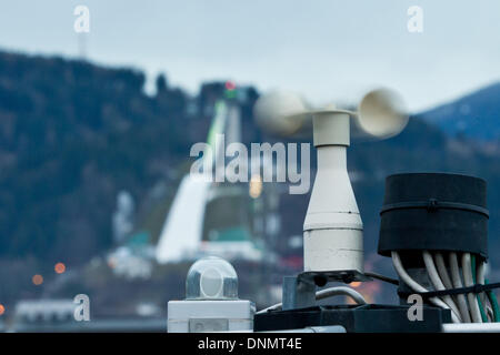 Innsbruck, Austria. 02Jan, 2014. Un anemometro per misurare la velocità del vento è raffigurato nella parte anteriore del Bergisel di salto con gli sci a Innsbruck, Austria, 02 gennaio 2014. Il terzo round di saltare in 62a quattro colli torneo inizia il 03 gennaio 2014. Foto: DANIEL KARMANN/dpa/Alamy Live News Foto Stock