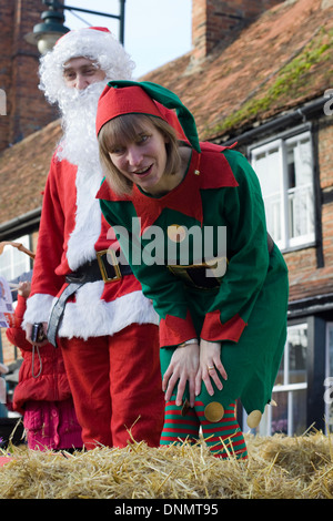 Babbo Natale e il suo Elf dando presenta per i bambini Londra Inghilterra Foto Stock