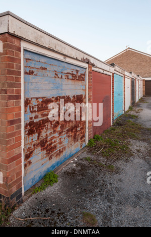 Vecchia serratura garage fino alla fine di una fila di garage su un alloggiamento station wagon, Nottinghamshire, England, Regno Unito Foto Stock