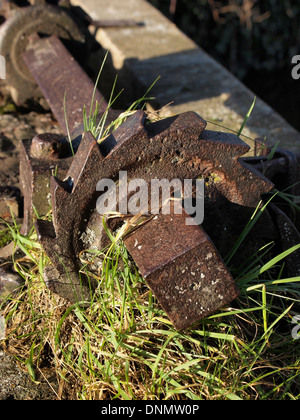 Grande Ferro ruggine la ruota di arresto a denti che facevano parte di una saracinesca meccanismo, Compton Lock sulla navigazione Itchen vicino Shawford. Foto Stock