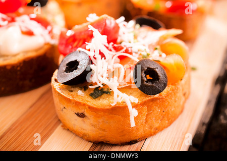 Riprese macro di fatti in casa bruschetta con salmone e formaggio Foto Stock