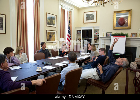 Il capo del personale della Casa Bianca, Denis McDonough getta un calcio in aria come il Presidente risponde con lo staff senior in Denis dell'ufficio per discutere il governo federale lo spegnimento e il soffitto del debito termine Ottobre 12, 2013 a Washington, DC. Foto Stock