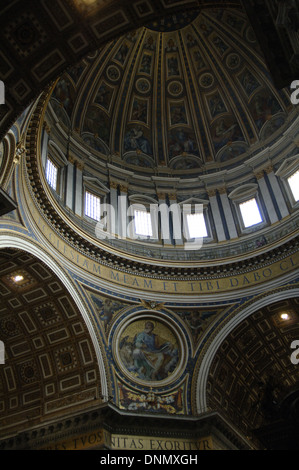 La Basilica di San Pietro. Cupola costruita da Giacomo della Porta (1540-1602) e Domenico Fontana (1543-1607) nel 1590. Foto Stock