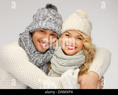 Famiglia giovane in un abbigliamento invernale Foto Stock