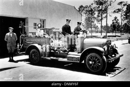 Una fotografia degli anni '1920 del dipartimento dei vigili del fuoco di Coral Gables nella contea di Dade, in Florida, che mostra i motori dei vigili del fuoco, i vigili del fuoco e le uniformi del dipartimento, una testimonianza dei primi giorni del dipartimento. Foto Stock