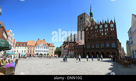 Stralsund, Germania, Alter Markt con il Municipio e la chiesa di San Nikolai Foto Stock