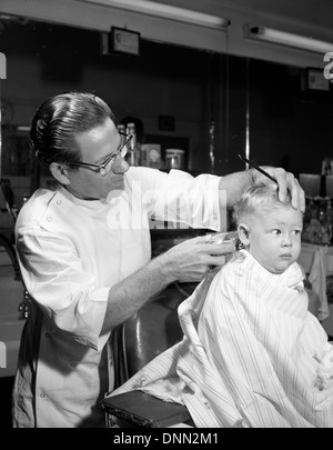 Dorian Stripling ottenendo il suo primo taglio di capelli in Tallahassee, Florida Foto Stock