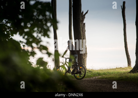 Nienhagen, Germania, donne in bicicletta nella foresta vicino Nienhagen Foto Stock