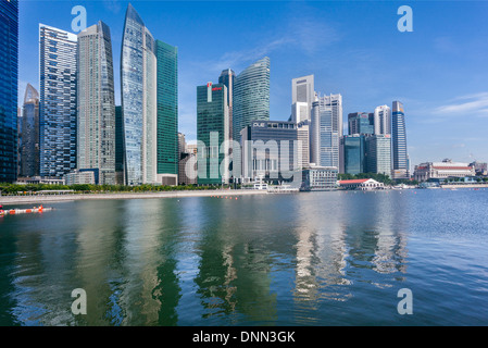 Singapore, Marina Bay, vista del quartiere finanziario dalla Marina Bay Sands waterfront promenade Foto Stock