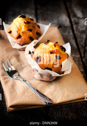 In casa tradizionale con muffin ai mirtilli secchi.Il fuoco selettivo sui muffin anteriore Foto Stock