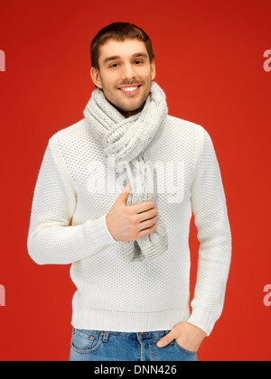 Uomo bello in un maglione pesante e sciarpa Foto Stock