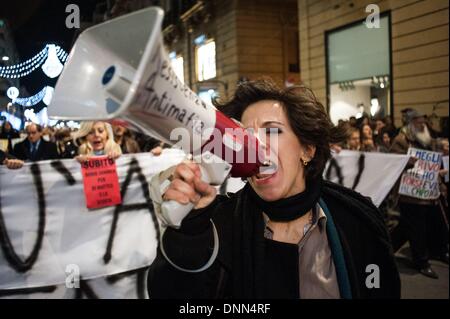 Palermo, Italia. Xx Dec, 2013. Palermo, 20 Dicembre 2013 - una ragazza utilizzando un megafono per portare la manifestazione organizzata per mostrare il loro sostegno e chiede di migliorare le misure di sicurezza per il Di Matteo. Le persone hanno dimostrato per mostrare il supporto per procura Anti-Mafia Nino Di Matteo che è stato minacciato di morte dal boss di borchie Salvatore ÃƒÂ¢??TotÃƒAE'Ã'Â²ÃƒÂ¢?Ã'Â Riina.Foto: Guglielmo Mangiapane/NurPhoto © Guglielmo Mangiapane/NurPhoto/ZUMAPRESS.com/Alamy Live News Foto Stock