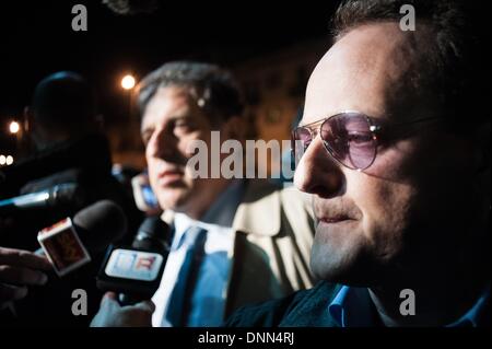 Palermo, Italia. Xx Dec, 2013. Palermo, 20 Dicembre 2013 - di una guardia del corpo è circostante procuratore Anti-Mafia Nino Di Matteo, 52. Le persone hanno dimostrato per mostrare il supporto per procura Anti-Mafia Nino Di Matteo che è stato minacciato di morte dal boss di borchie Salvatore ÃƒÂ¢??TotÃƒAE'Ã'Â²ÃƒÂ¢?Ã'Â Riina.Foto: Guglielmo Mangiapane/NurPhoto © Guglielmo Mangiapane/NurPhoto/ZUMAPRESS.com/Alamy Live News Foto Stock