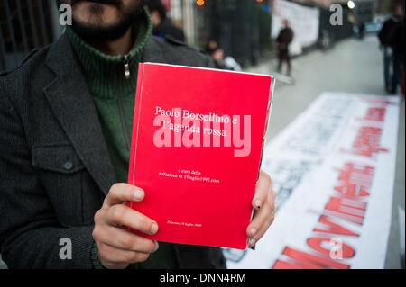 Palermo, Italia. Xx Dec, 2013. Palermo, 20 Dicembre 2013 - ''diari rosso'' vengono forniti a persone e sono ha dimostrato durante la dimostrazione. Le persone hanno dimostrato per mostrare il supporto per procura Anti-Mafia Nino Di Matteo che è stato minacciato di morte dal boss di borchie Salvatore ÃƒÂ¢??TotÃƒAE'Ã'Â²ÃƒÂ¢?Ã'Â Riina.Foto: Guglielmo Mangiapane/NurPhoto © Guglielmo Mangiapane/NurPhoto/ZUMAPRESS.com/Alamy Live News Foto Stock