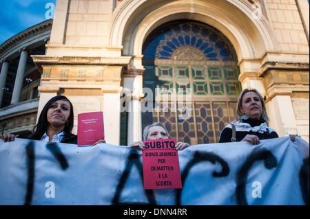 Palermo, Italia. Xx Dec, 2013. Palermo, 20 Dicembre 2013 - La gente chiede Bomb Jammer, un dispositivo che neutralizza i comandi remoti utilizzati per attivare le bombe. Le persone hanno dimostrato per mostrare il supporto per procura Anti-Mafia Nino Di Matteo che è stato minacciato di morte dal boss di borchie Salvatore ÃƒÂ¢??TotÃƒAE'Ã'Â²ÃƒÂ¢?Ã'Â Riina.Foto: Guglielmo Mangiapane/NurPhoto © Guglielmo Mangiapane/NurPhoto/ZUMAPRESS.com/Alamy Live News Foto Stock