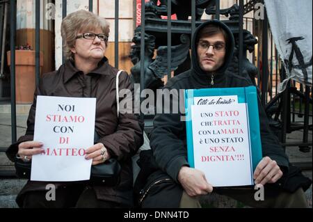 Palermo, Italia. Xx Dec, 2013. Palermo, 20 Dicembre 2013 - persone che mostra le schede di protesta che leggere: Siamo con Di Matteo''. Le persone hanno dimostrato per mostrare il supporto per procura Anti-Mafia Nino Di Matteo che è stato minacciato di morte dal boss di borchie Salvatore ÃƒÂ¢??TotÃƒAE'Ã'Â²ÃƒÂ¢?Ã'Â Riina.Foto: Guglielmo Mangiapane/NurPhoto © Guglielmo Mangiapane/NurPhoto/ZUMAPRESS.com/Alamy Live News Foto Stock