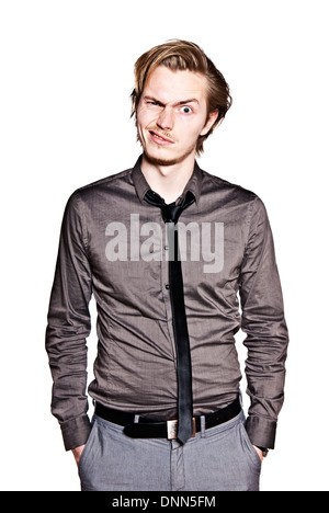 Giovane uomo ritratto di espressione. Studio foto del giovane uomo che fa una faccia buffa. Foto Stock
