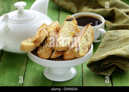 Italiano tradizionale di biscotti cookies (cantucci) su un tavolo di legno Foto Stock