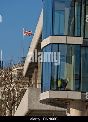 Lavoratori edili mettendo tocchi di rifinitura e controllo di appartamenti di lusso dalla Torre di Londra, Inghilterra, Regno Unito Foto Stock