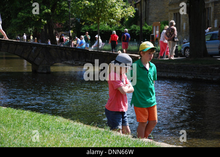 Waterside divertimento a Bourton sull'acqua, Costwolds REGNO UNITO Foto Stock