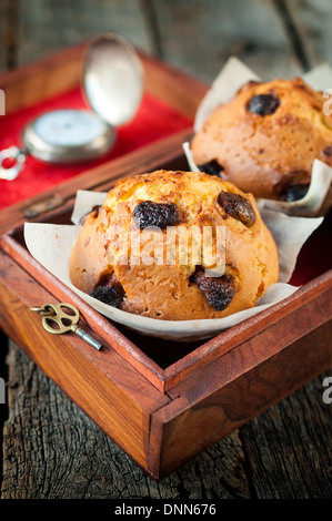 In casa pan di spagna con mirtilli rossi secchi nella scatola di legno.Il fuoco selettivo sul pan di spagna Foto Stock