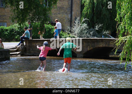 Waterside divertimento a Bourton sull'acqua, Costwolds REGNO UNITO Foto Stock