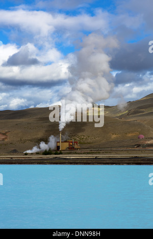 Blue Pond e Bjarnarflag centrale geotermica vicino Namafjall nella zona di Myvatn Reykjahlid Islanda Foto Stock