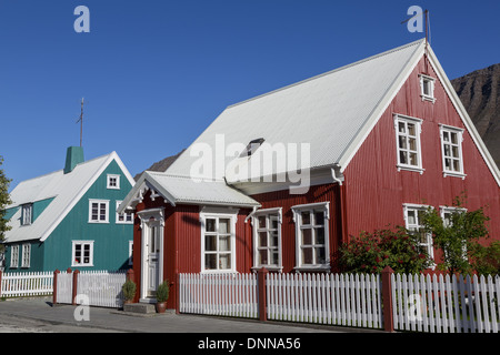 Piccole colorate di ferro ondulato case di Isafjordur Westfjords Islanda Foto Stock