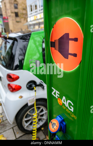 Smart elettrica alimentata elettricamente vettura compatta in carica la batteria di un veicolo elettrico la stazione di carica, Heilbronn Foto Stock