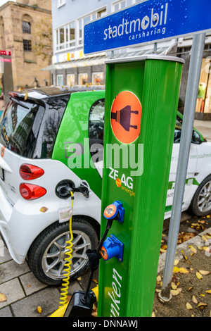 Smart elettrica alimentata elettricamente vettura compatta in carica la batteria di un veicolo elettrico la stazione di carica, Heilbronn Foto Stock