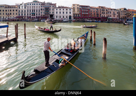 Gondole sul Canal Grande a Venezia Foto Stock