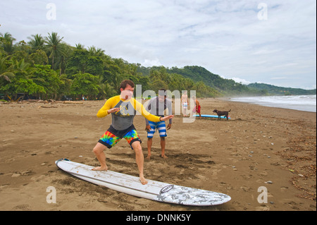 Surf sulle spiagge di Dominical, Costa Rica Foto Stock