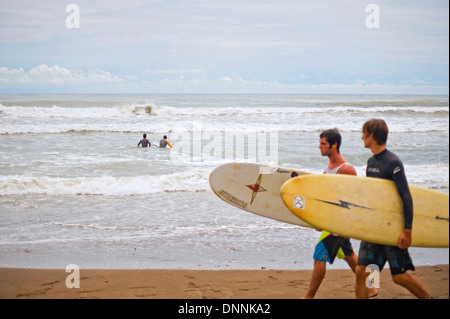 Surf sulle spiagge di Dominical, Costa Rica Foto Stock