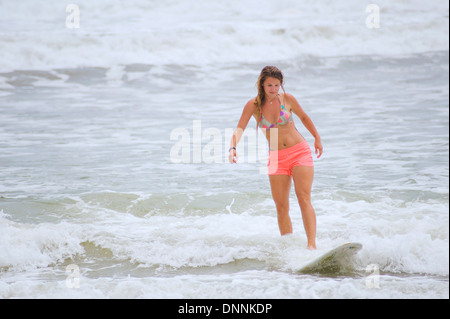 Surf sulle spiagge di Dominical, Costa Rica Foto Stock