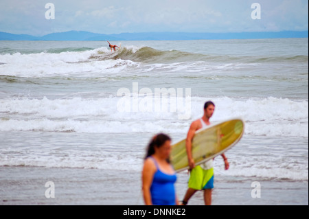 Surf sulle spiagge di Dominical, Costa Rica Foto Stock